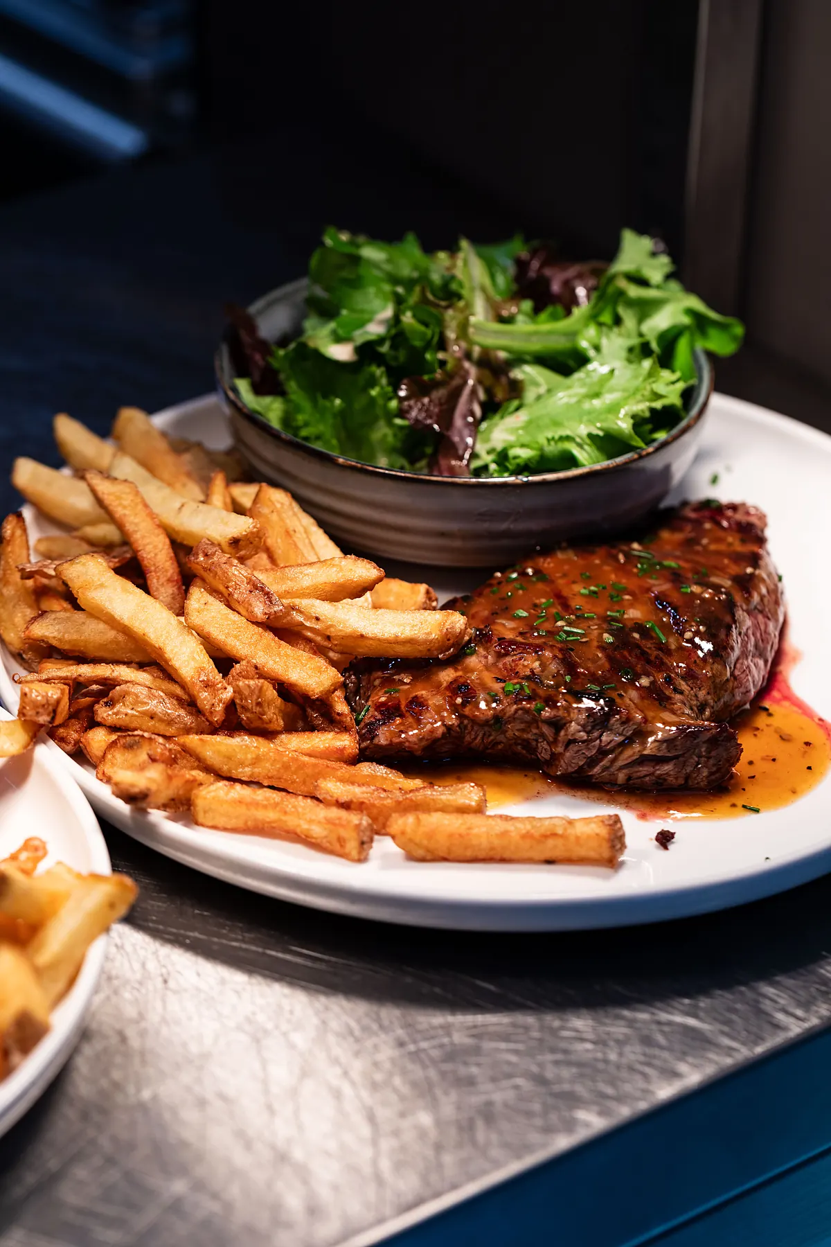 Pièce du boucher, frites maison et salade